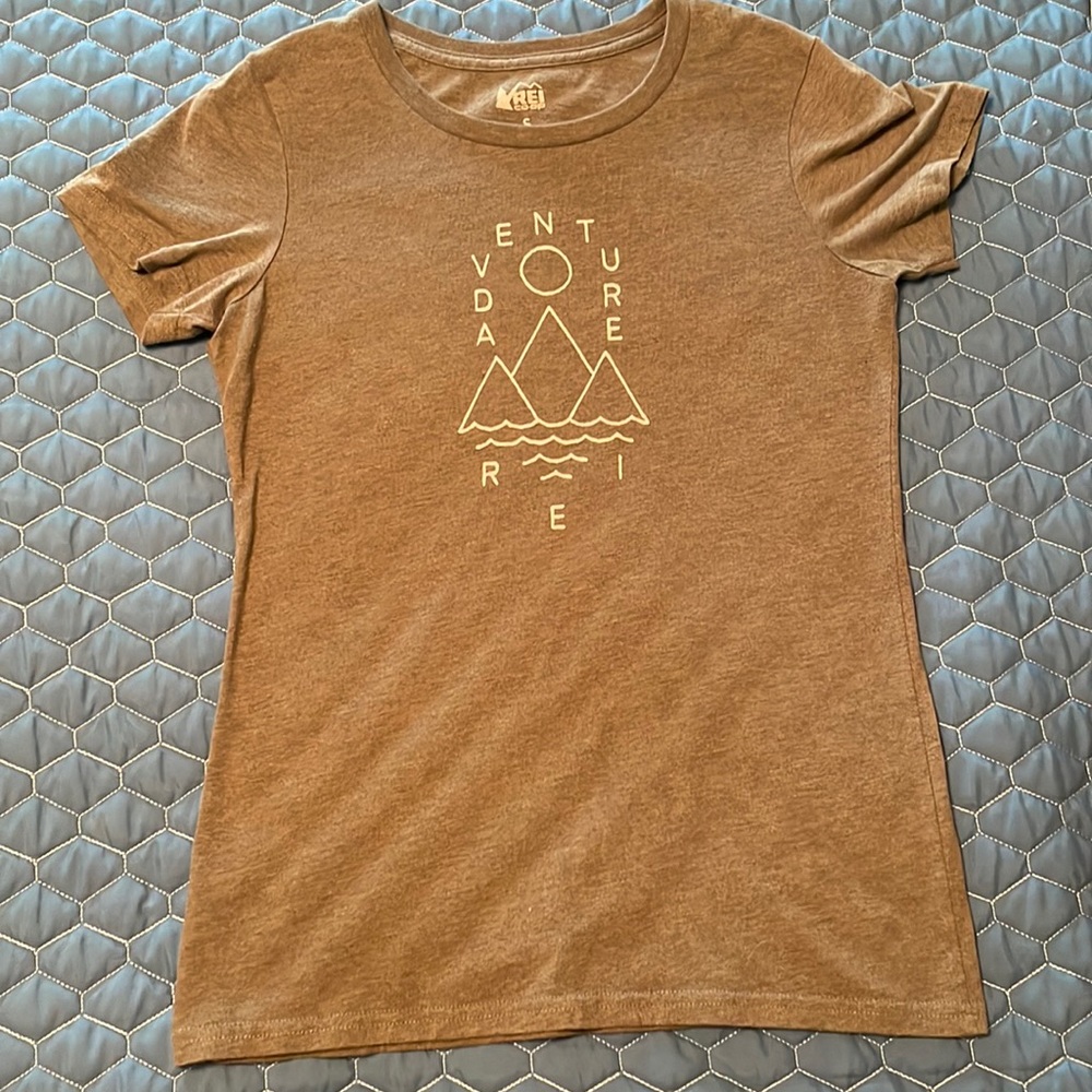 REI brand T-shirt size small/fitted